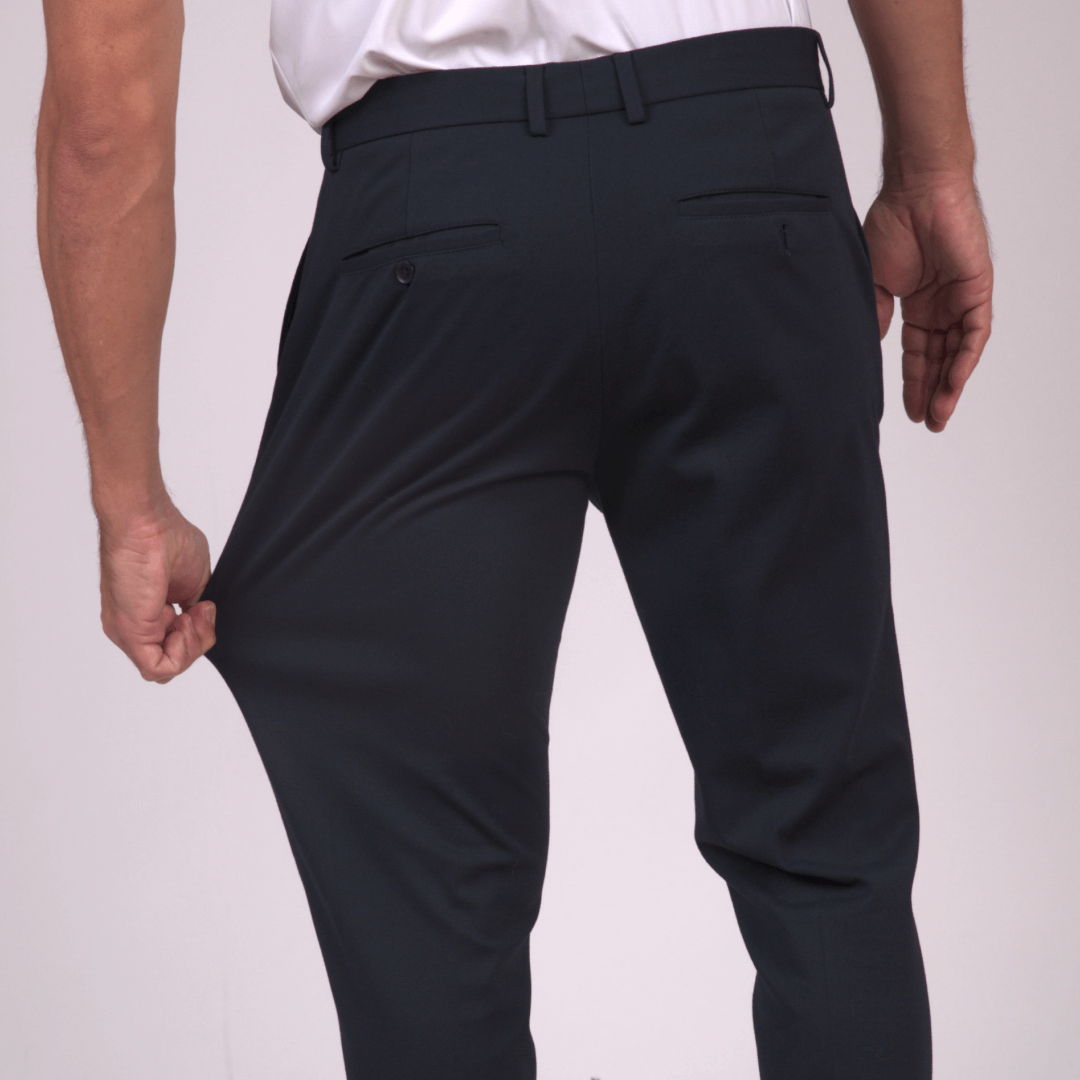 Homem vestindo Camisa Tecnológica Polo Ultra Masculina Azul Marinho da Consolatio