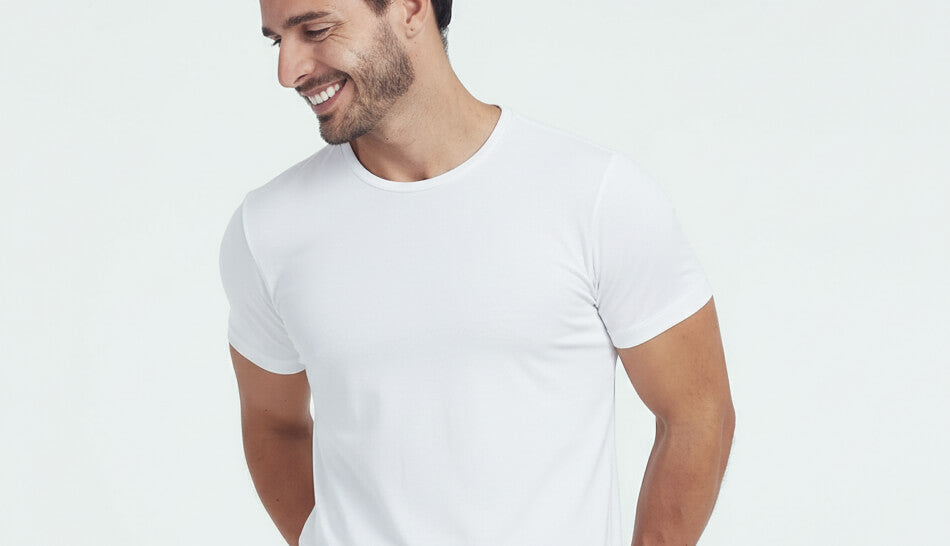 Homem vestindo Camiseta Tecnológica TecModal da Consolatio