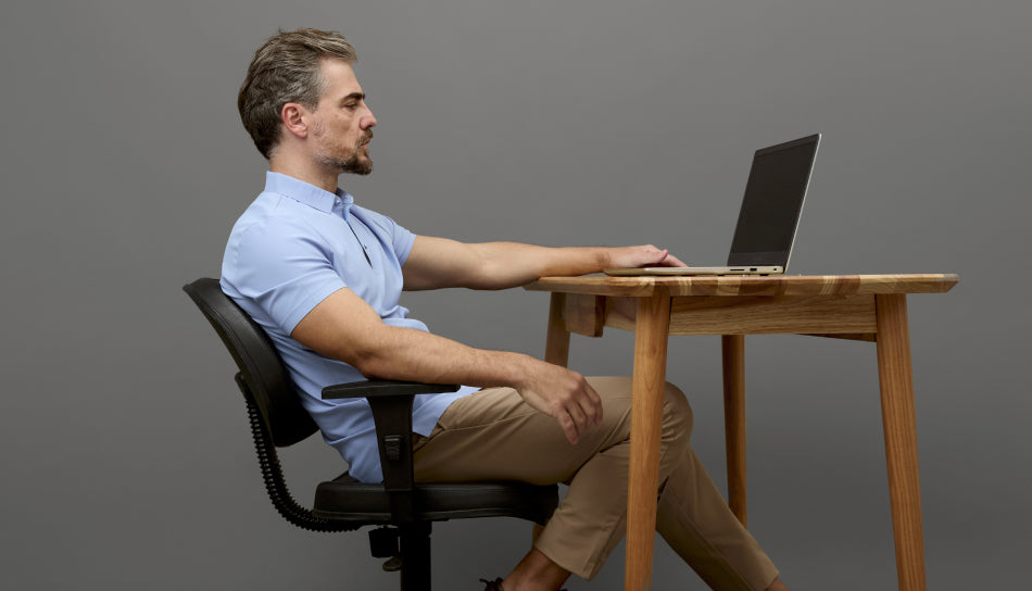 Homem vestindo Camisa Tecnológica Polo Ultra Masculina Branca da Consolatio