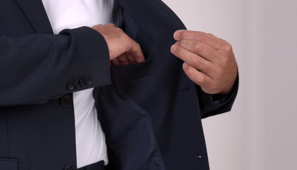 Homem vestindo Camisa Tecnológica Polo Ultra Masculina Azul Marinho da Consolatio