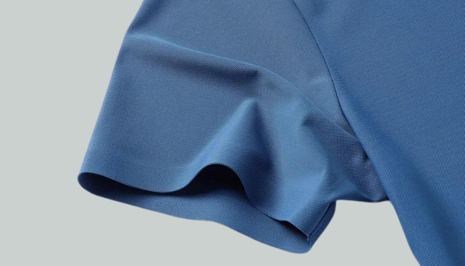 Homem vestindo Camisa Tecnológica Polo Ultra Masculina Azul Marinho da Consolatio