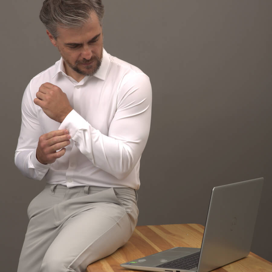 Homem vestindo Camisa Social Tecnológica X-Tretch da Consolatio