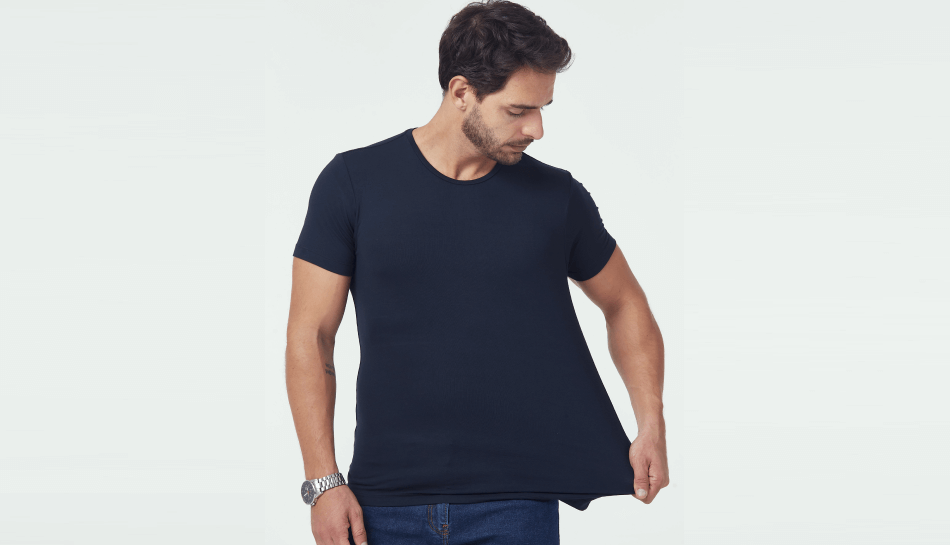 Homem vestindo Camiseta Tecnológica TecModal da Consolatio