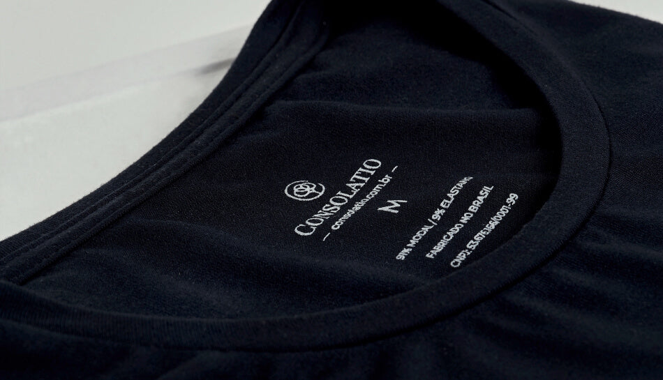 Homem vestindo Camiseta Tecnológica TecModal da Consolatio