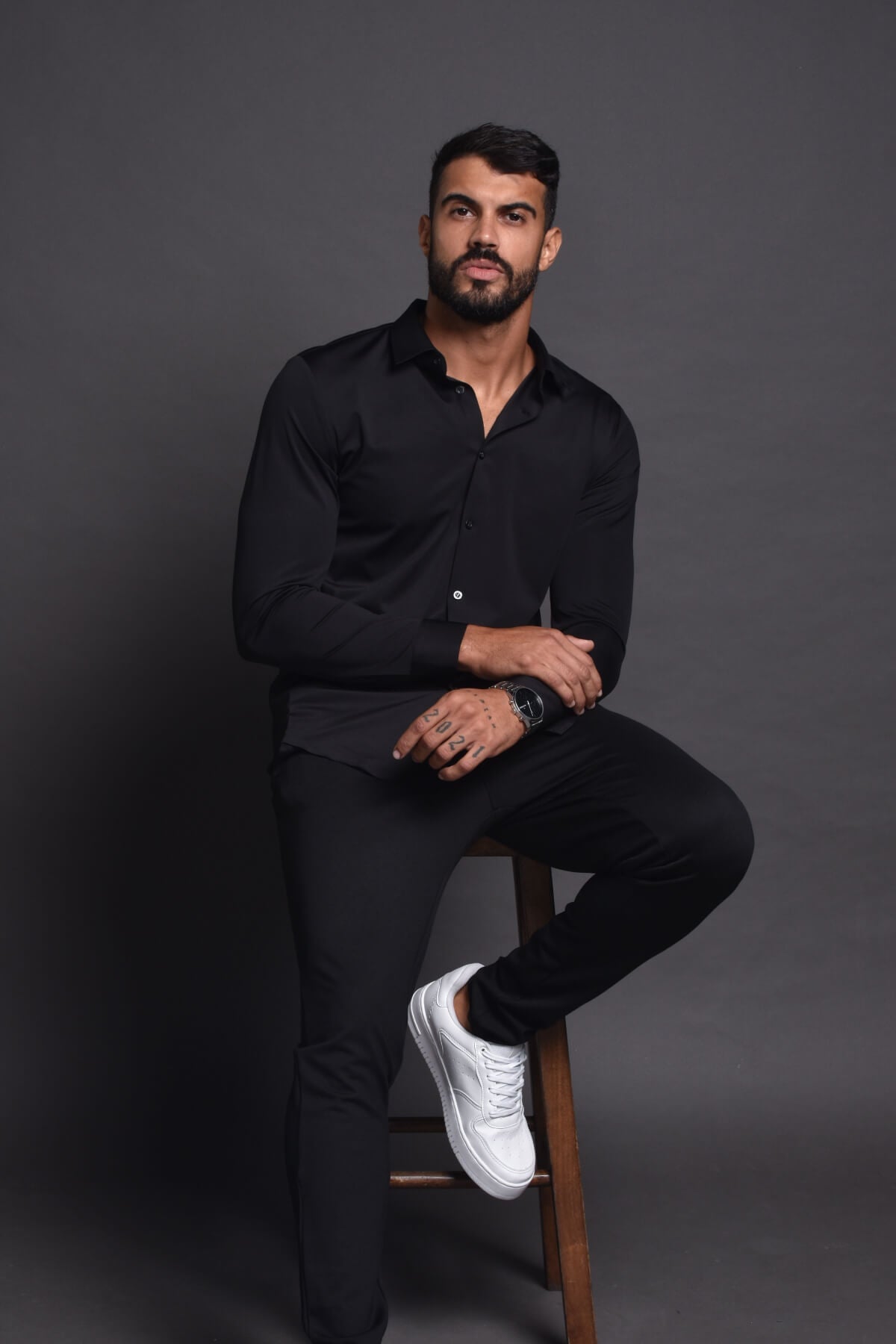 Homem vestindo Camisa Social Tecnológica Ultra-Stretch Preto da Consolatio